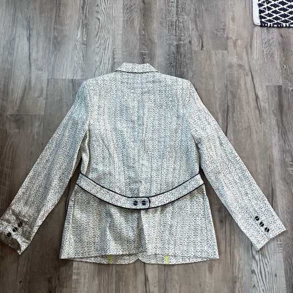 Blazer - Picture 4 of 4